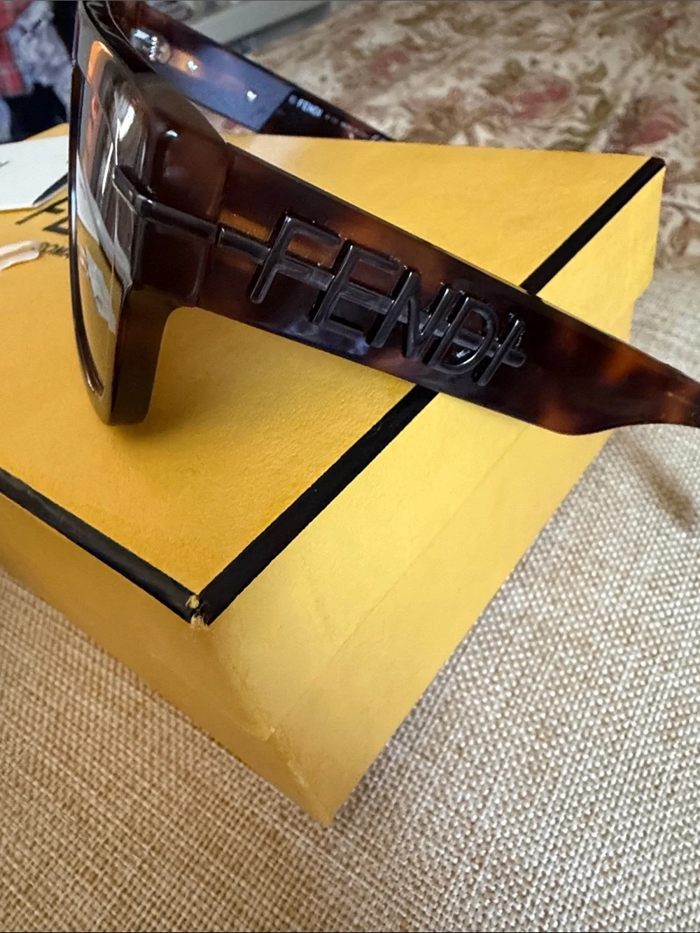 Fendi FE40091U NWT sunglasses W/bold rectangular frame,light tortoise acetate